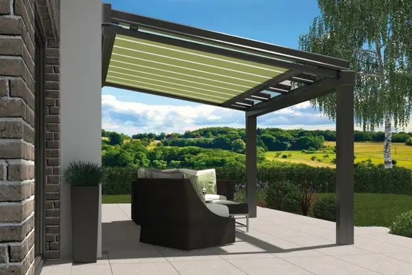 Moderne Terrasse mit Markise, Gartenmöbeln und Ausblick auf grüne Landschaft im Sommer.